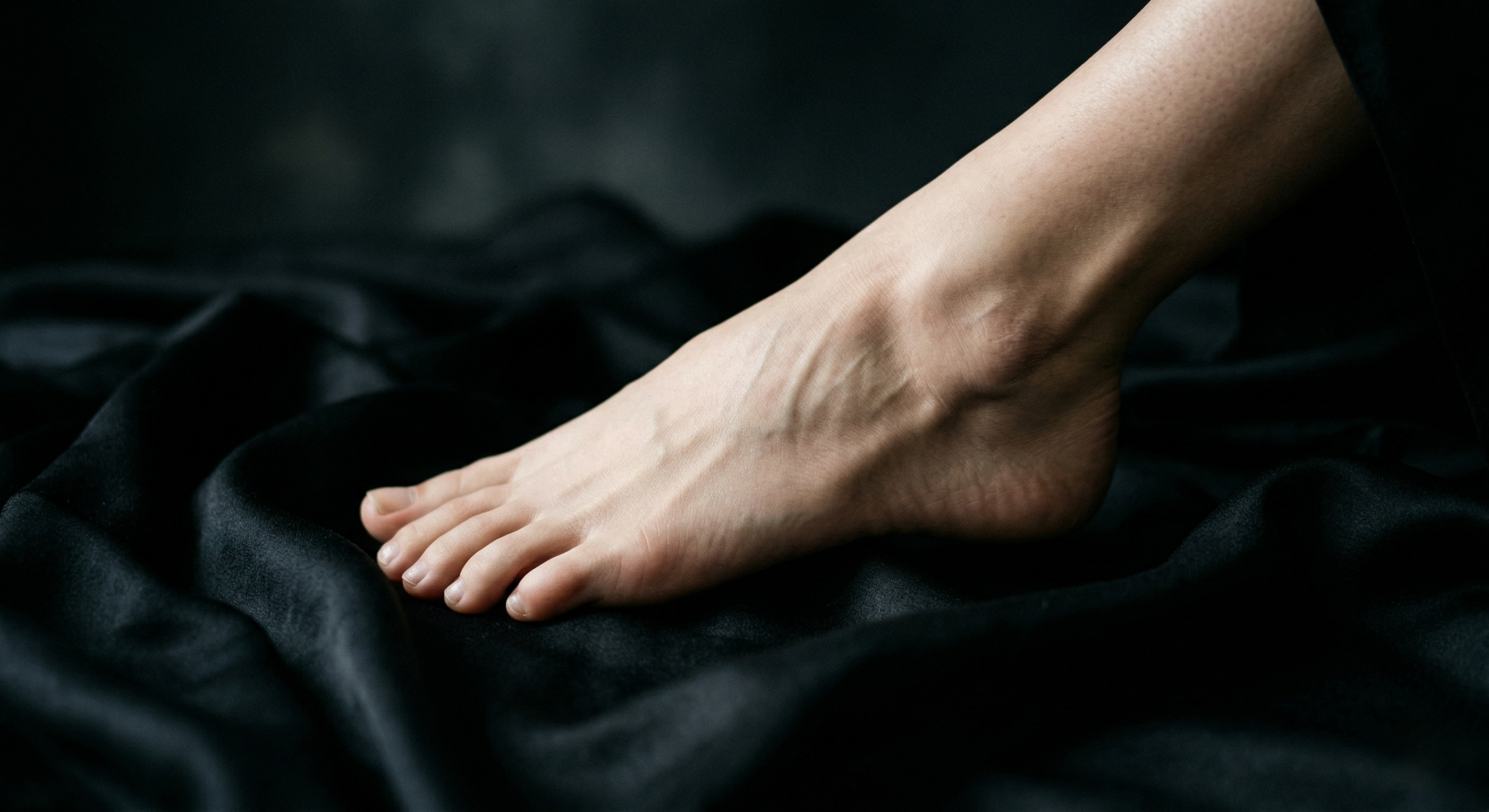 aesthetic-foot-sensory-texture-silk-skin-closeness